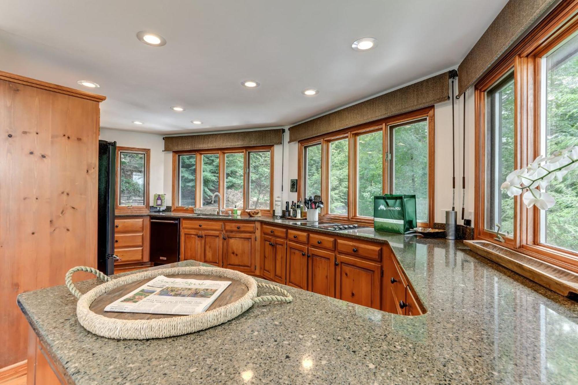 Falken Haus - Relax In Seclusion With Panoramic Lake Views Jasper Exterior photo